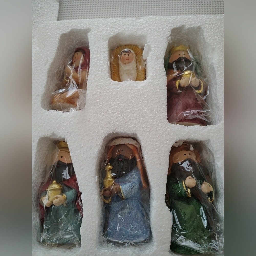 Nativity Scene Figurines Set - Picture 8 of 9